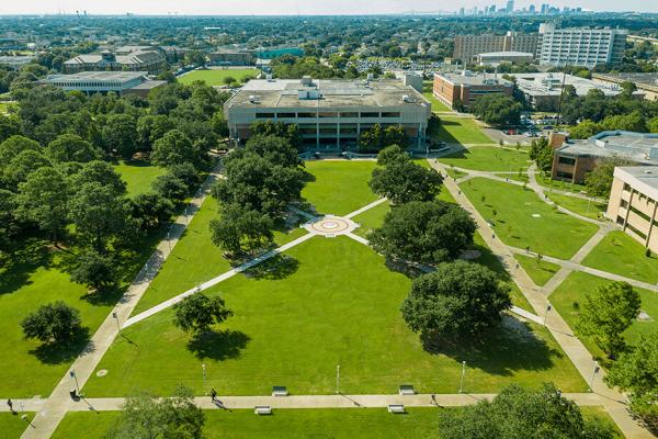 The quad extends from the front of the Earl K. Long Library out toward Lake Pontchartrain.